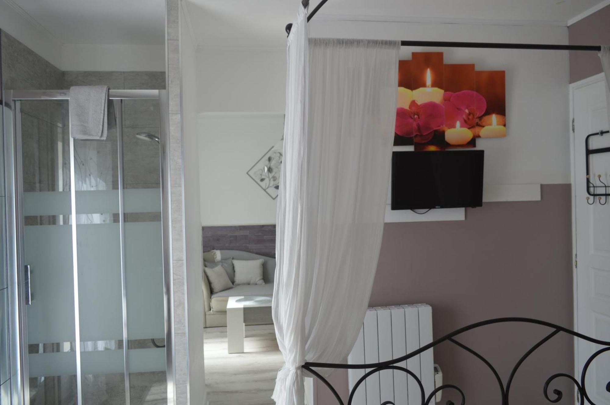 Au Coeur Du Bien Etre, Chambre D'Hotes Avec Piscine Chauffee Et Couverte, Spa, Sauna, Massages モントー エクステリア 写真